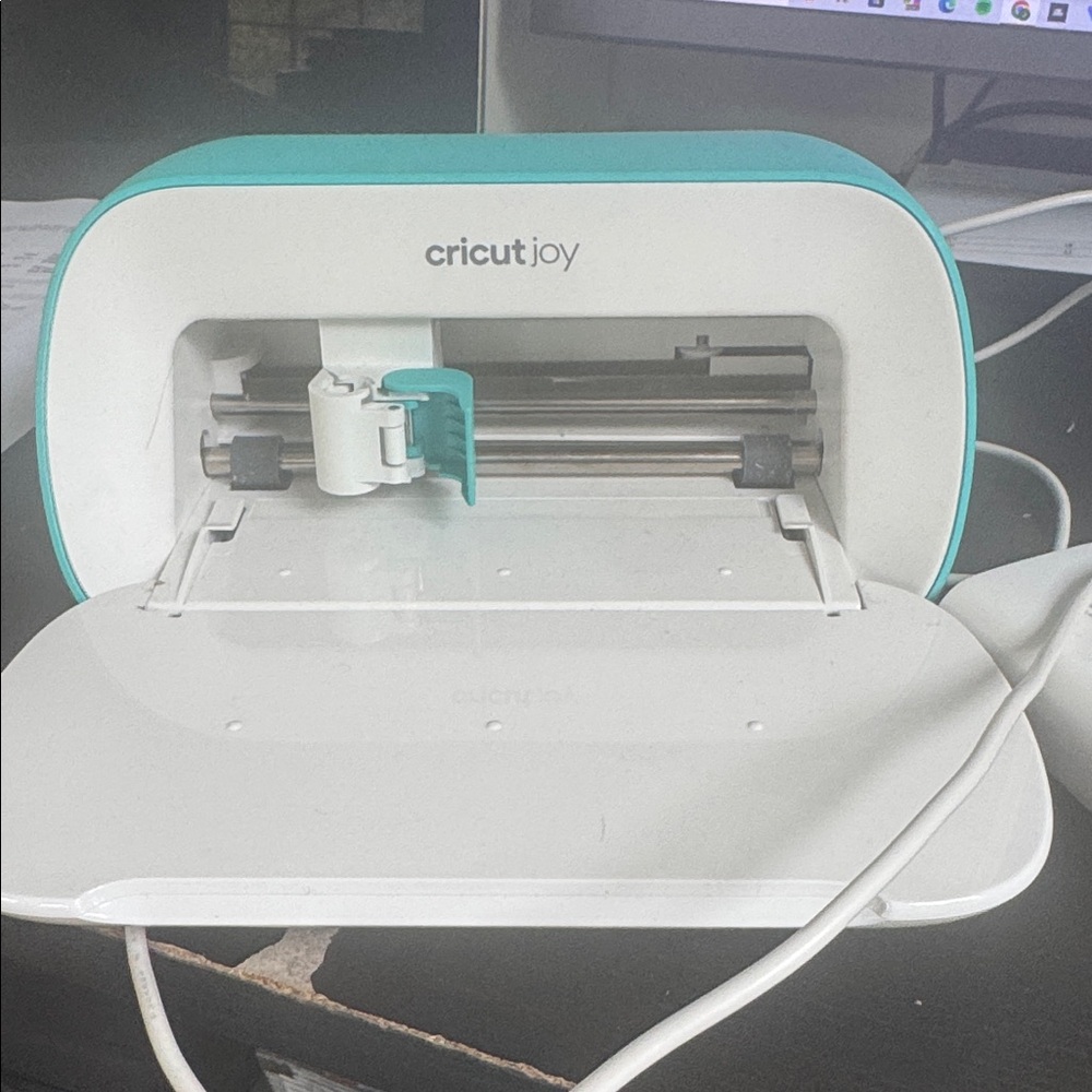 Cricut Joy Crafting Machine With Cary ask and Colored Pens